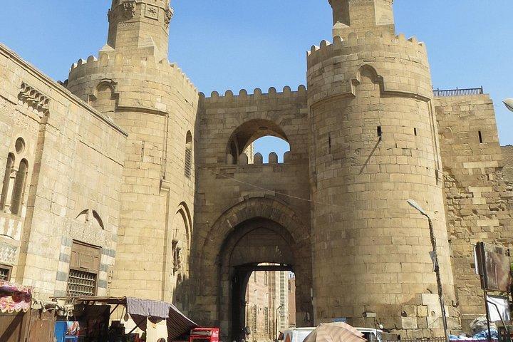 Al-Mu'izz SteetとAl Azhar Parkへのディナー付きツアー