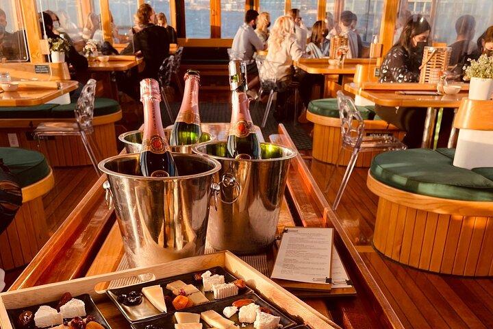 New York: Champagne-, Ost-, Kaviar- och Sightseeingkryssning