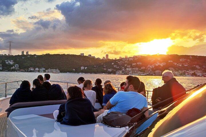 Istanbul Bosporus Sunset Luxe jachtcruise met snacks