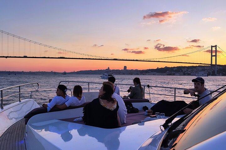 Istanbul Bosporus Sunset Luxe jachtcruise met snacks