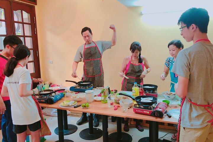 Corso di cucina ad Hanoi con persone locali