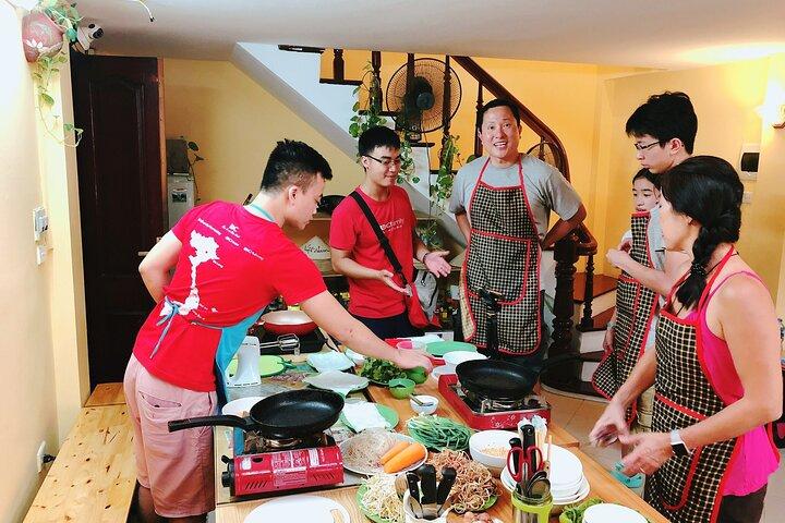 Corso di cucina ad Hanoi con persone locali