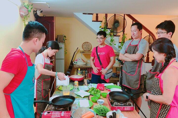 Corso di cucina ad Hanoi con persone locali