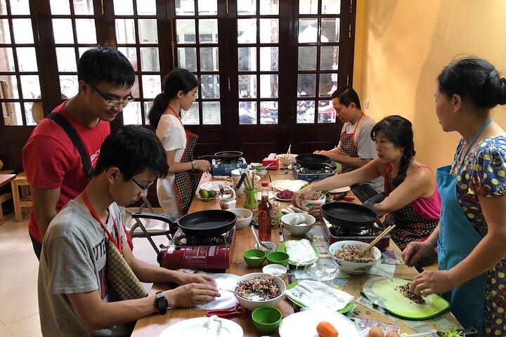Corso di cucina ad Hanoi con persone locali