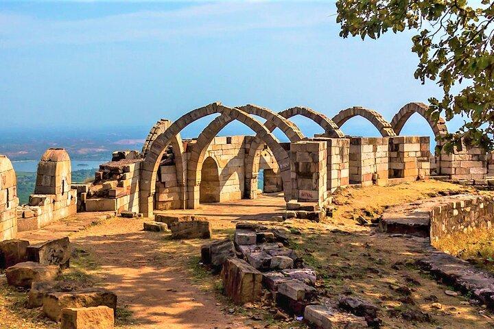 Vadodara Palace, Champaner & Pavagad Tempel von Ahmedabad mit Guide