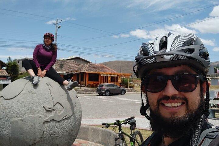 Otavalo-markt met kleine groepen en Middle of the World Mountain Bike Tour vanuit Quito