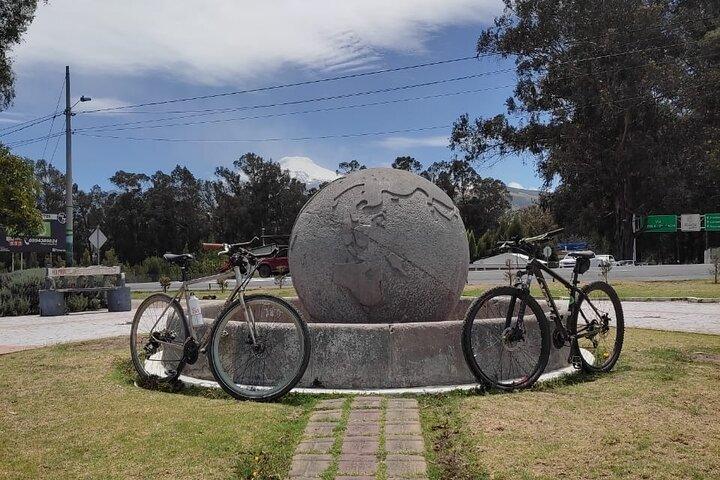 Otavalo-markt met kleine groepen en Middle of the World Mountain Bike Tour vanuit Quito