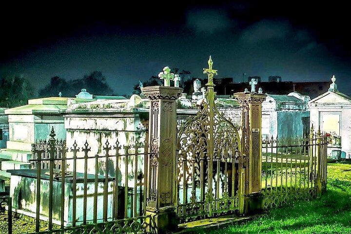 New Orleans Dead of Night Ghosts und Cemetery Bustour