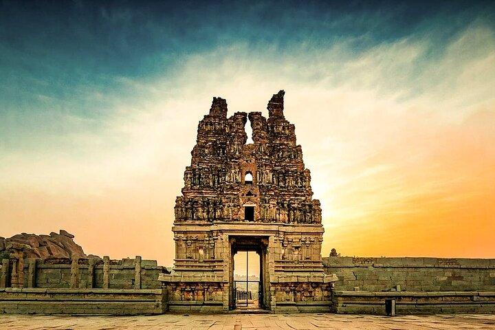 Hampi Heritage Hues: Entdecken Sie die Majestät des Vijayanagara-Imperiums