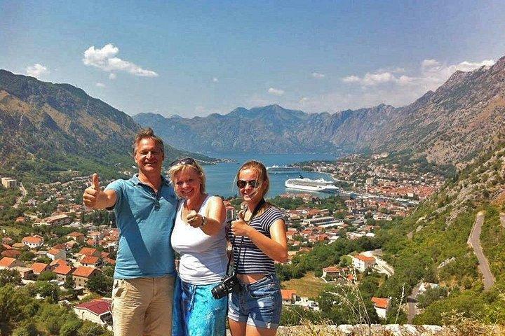 モンテネグロ観光旅行：パノラマビューとフードテイスティング