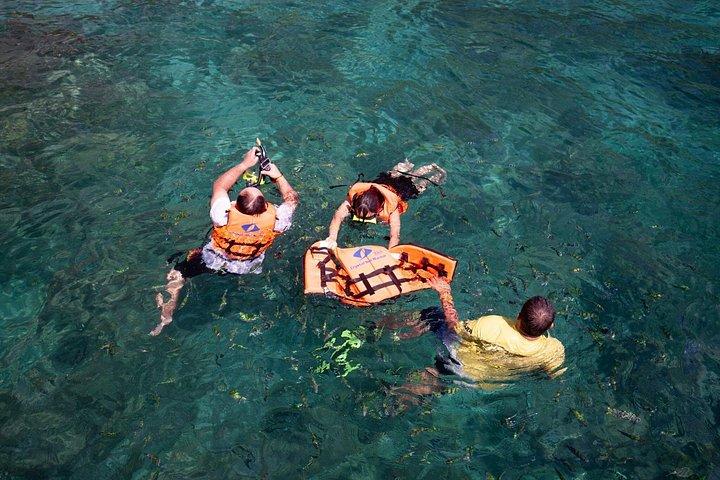 プーケットからスピードボートでピピ島とカイ島のシュノーケリングツアー