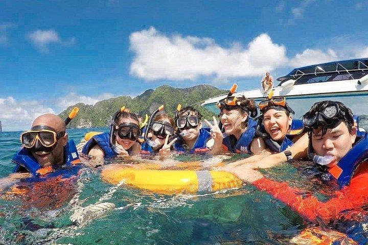 プーケットからスピードボートでピピ島とカイ島のシュノーケリングツアー