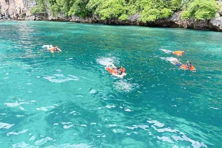 プーケットからスピードボートでピピ島とカイ島のシュノーケリングツアー