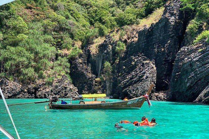 プーケットからスピードボートでピピ島とカイ島のシュノーケリングツアー