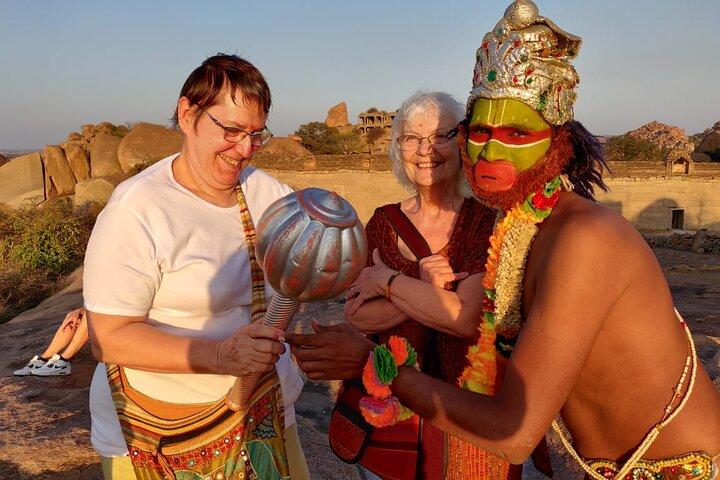 Excursão privada de 2 dias ao patrimônio mundial de Hampi saindo de Bangalore de carro