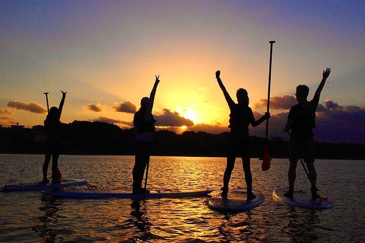 Okinawa Iriomote Island vroeg in de ochtend Een verfrissende en ontroerende ervaring!Kies uit Sunrise SUP of Kano
