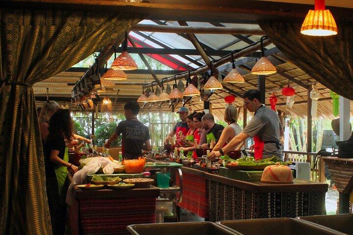 Clase de cocina tailandesa y Akha en Chiang Mai