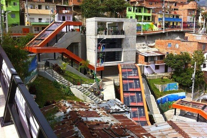 Comuna 13 Graffitour kender det urbane kunstdistrikt Medellín