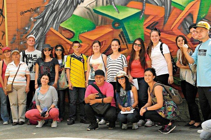Comuna 13 Graffitour kender det urbane kunstdistrikt Medellín