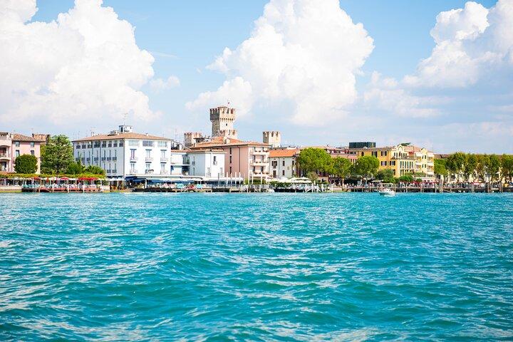Paseo en barco por las islas del lago de Garda con aperitivo