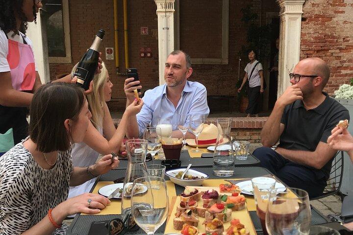 Degustação de vinhos e comida em Veneza com um sommelier