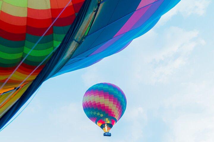 Luchtballonvaart bij zonsopgang in Dubai met ontbijt, kameelrit en meer