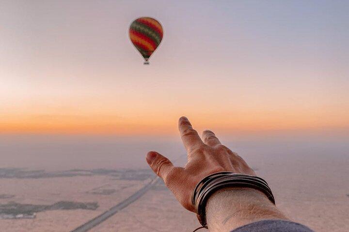 Luchtballonvaart bij zonsopgang in Dubai met ontbijt, kameelrit en meer