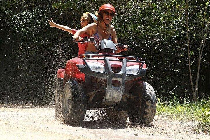 カンクンの ATV サーキット、乗馬、ジップライン、セノーテでの水泳、ランチ
