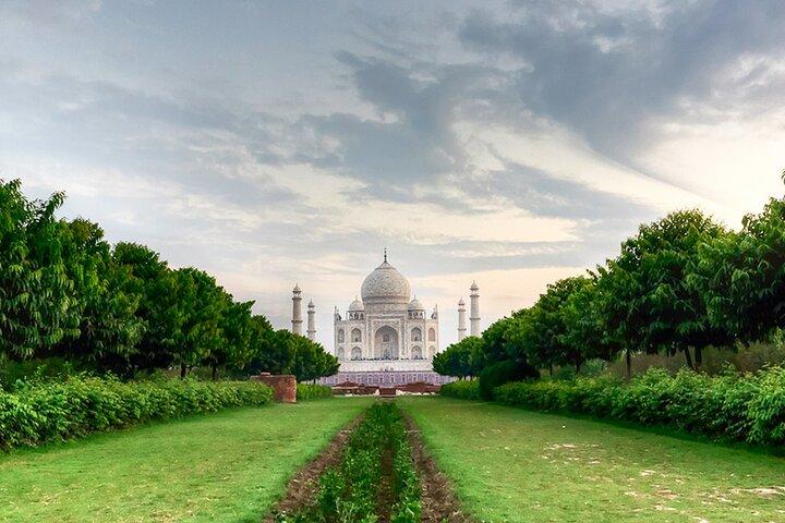 Tour privado de día completo al Taj Mahal al amanecer y Mehtab Bagh al atardecer.