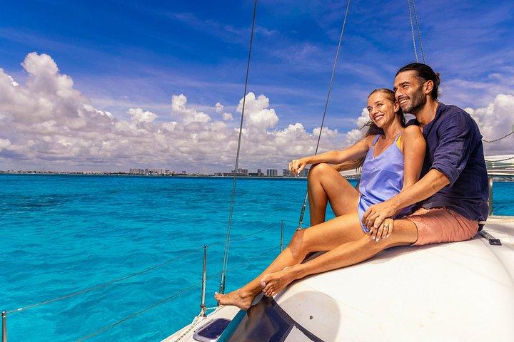 カタマラン船からムヘーレス島へ、シュノーケル & ビーチ クラブ by シカレ