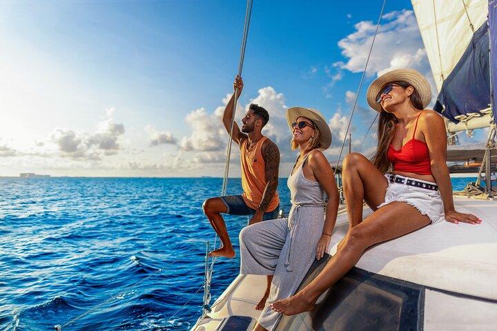 CATAMARÁN a Isla Mujeres, Snorkel y Club de Playa por Xcaret