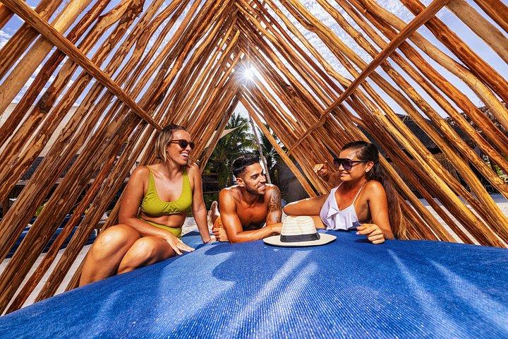 カタマラン船からムヘーレス島へ、シュノーケル & ビーチ クラブ by シカレ