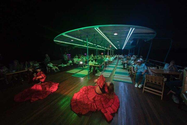 Sharm El Sheikh By Night Dinner On Yacht Con spettacolo di danzatrice del ventre