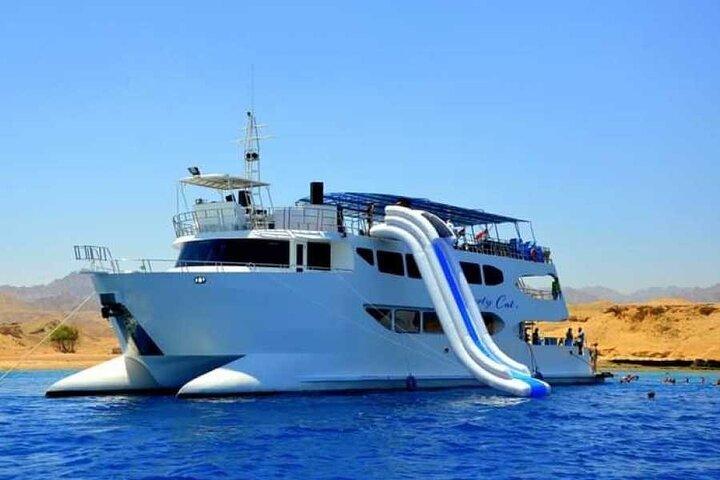 Cena nocturna en Sharm El Sheikh en un yate con espectáculo de danza del vientre
