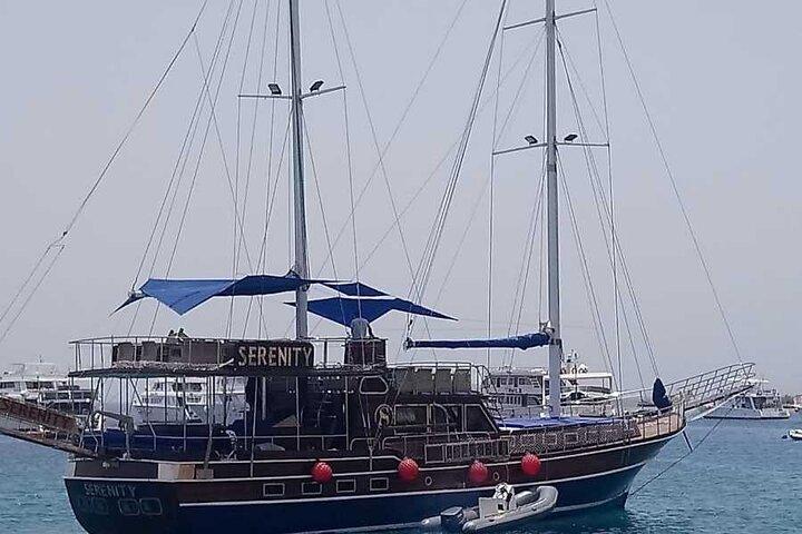 Cena nocturna en Sharm El Sheikh en un yate con espectáculo de danza del vientre