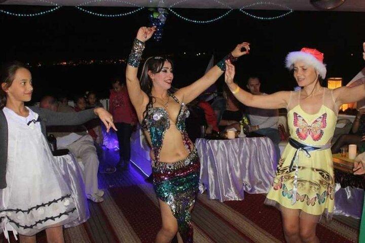 Cena nocturna en Sharm El Sheikh en un yate con espectáculo de danza del vientre