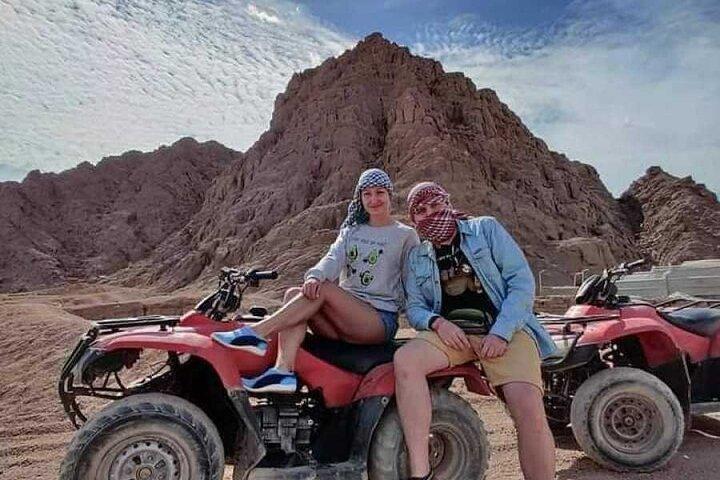 Safari nel deserto in quad a Sharm El Sheikh durante l'alba o il tramonto