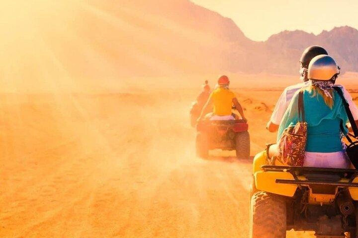 Safari nel deserto in quad a Sharm El Sheikh durante l'alba o il tramonto