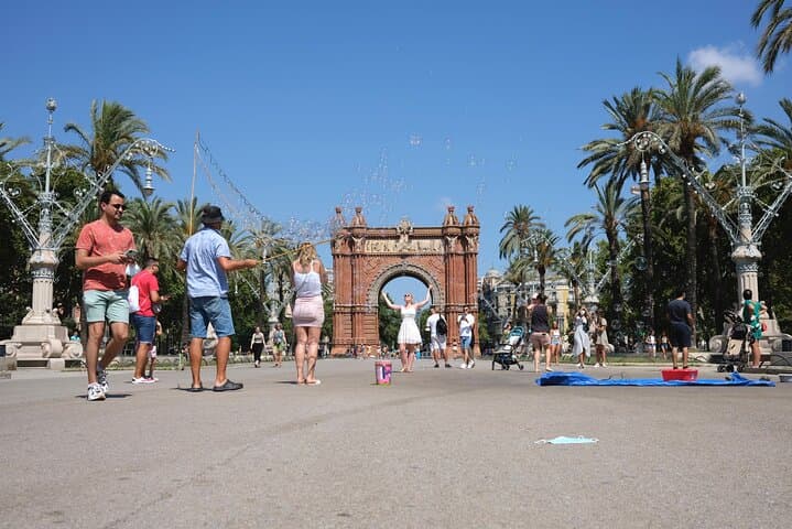 Barcelona Essential Highlights: Private Bike Tour