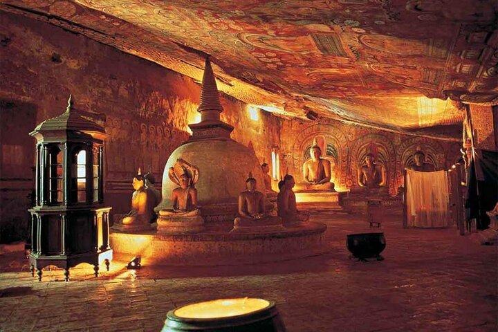 Privétour naar Dambulla en Sigiriya vanuit Kandy in een auto met airconditioning