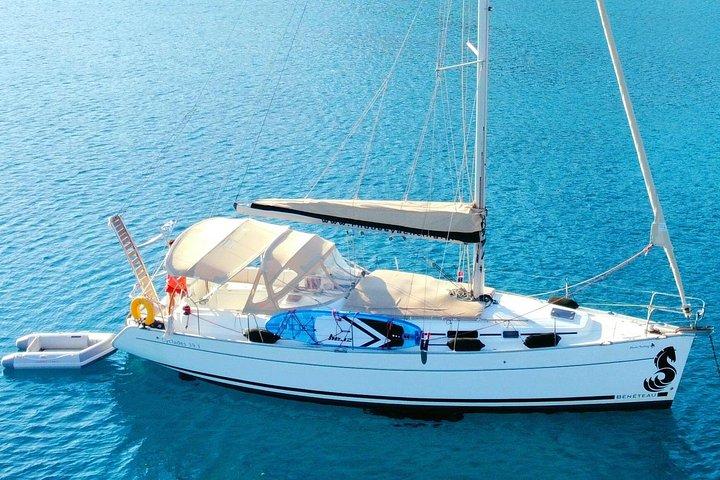 Gita privata in barca a vela a Anthony Quinn Bay e Kallithea Thermes.