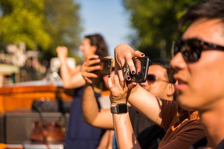Klassisk Salonboat Tour i Amsterdam inklusive ost og vin