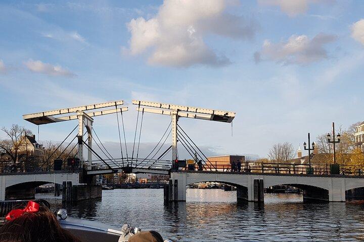 チーズとワインを含むアムステルダムのクラシック サロンボート ツアー