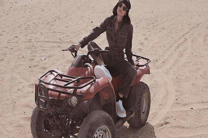クワッドバイクで砂漠のサファリ夕日や日の出を楽しむピラミッドの周り