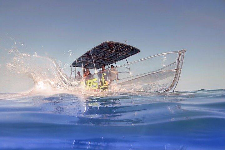 Barco claro con recorrido por la ciudad