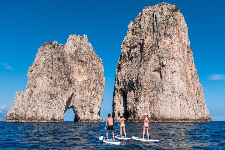 洞窟やビーチを巡るカプリ島のパドルボードツアー。 写真付き