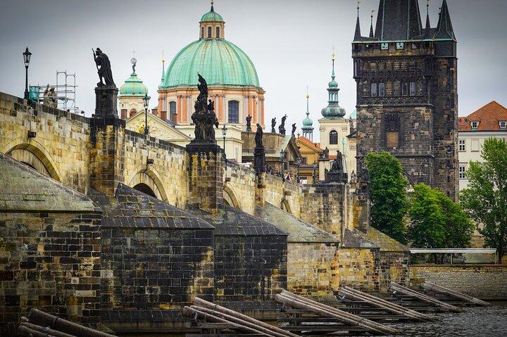 Charles Bridge: River Boat Cruise & Guided Walk ️with PragueWay