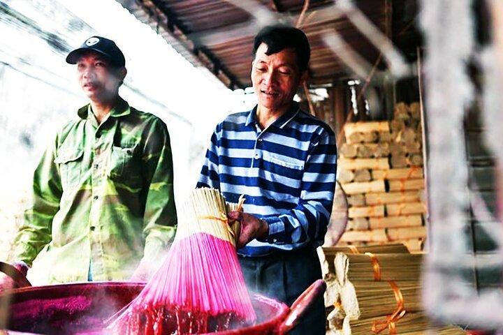 ハノイからの地元の村での手作りの香作り活動