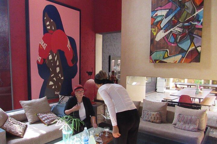 Visite privée à pied dans les jardins cachés de Marrakech et l'art de rue