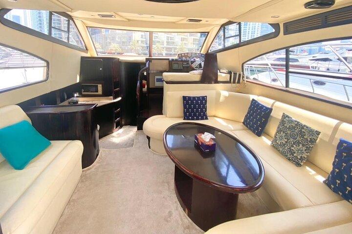Dubai Yacht Tour – Privat luksusjacht charter fra Dubai Marina